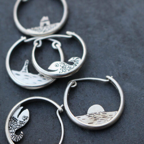 Boucle d'oreille solo Hublot, est une créole en argent fabriquée artisanalement par les métalleuses en fusion.