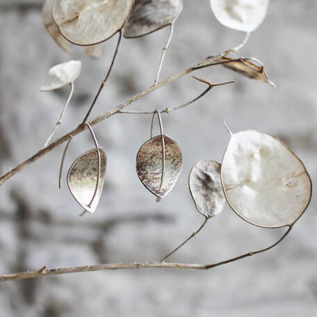 Boucles d'oreilles feuilles perfoliées en argent, fabriquées artisanalement par les Métalleuses en fusion. Vue de face.