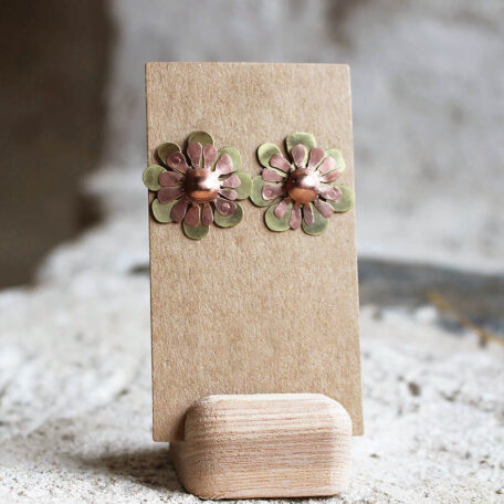 Boucles d'oreilles, Bouton d'or, fabriquées artisanalement par Les Métalleuses en Fusion. Cuivre et laiton, photographiées sur sa carte.