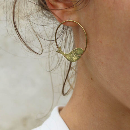 Boucles d'oreilles, Baleines, en laiton fabriquées artisanalement par les Métalleuses en Fusion. Vue sur modèle.