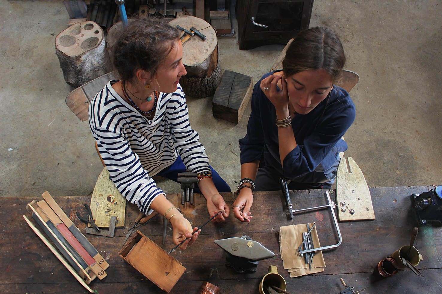 Lilie et Anna Gillet / Les Métalleuses en fusion, dans leur atelier en Centre Bretagne.