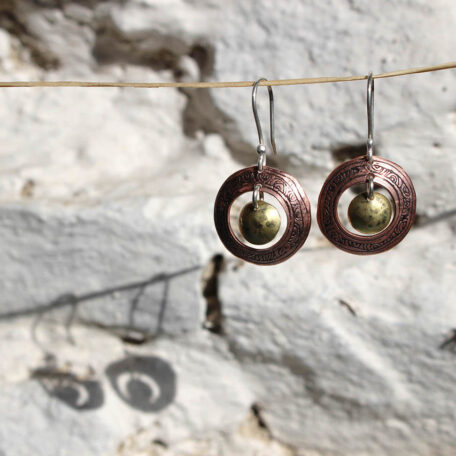 Boucles d'oreilles Tibet, en cuivre, laiton. Elles sont fabriquées artisanalement par les métalleuses en fusion.