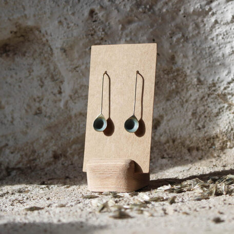 Boucles d’oreilles gouttelettes d'eau, en laiton fabriquées artisanalement par les Métalleuses en fusion. Vue sur carte.