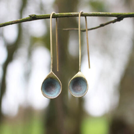 Boucles d’oreilles gouttelettes d'eau, en laiton fabriquées artisanalement par les Métalleuses en fusion. Vue suspendues.