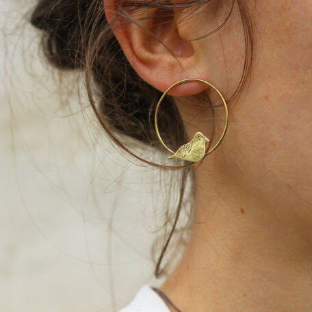 Boucles d'oreilles Petits oiseaux en laiton avec des attaches en argent. Fabriquées artisanalement par Les Métalleuses en fusion. Vue sur le modèle.