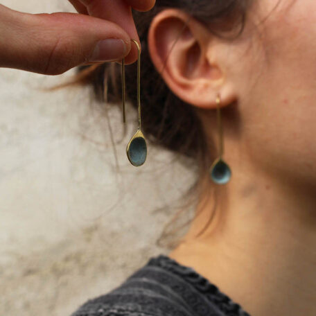 Boucles d’oreilles gouttelettes d'eau, en laiton fabriquées artisanalement par les Métalleuses en fusion. Vue portées.