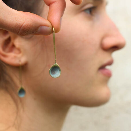 Boucles d’oreilles gouttelettes d'eau, en laiton fabriquées artisanalement par les Métalleuses en fusion.