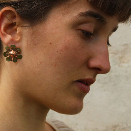 Boucles d'oreilles, Bouton d'or, fabriquées artisanalement par Les Métalleuses en Fusion. Cuivre et laiton, photographiées sur le modèle.