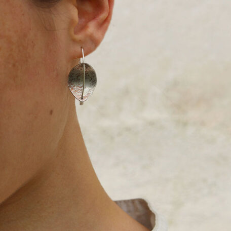 Boucles d'oreilles feuilles perfoliées en argent, fabriquées artisanalement par les Métalleuses en fusion.  Vue avec modèle.