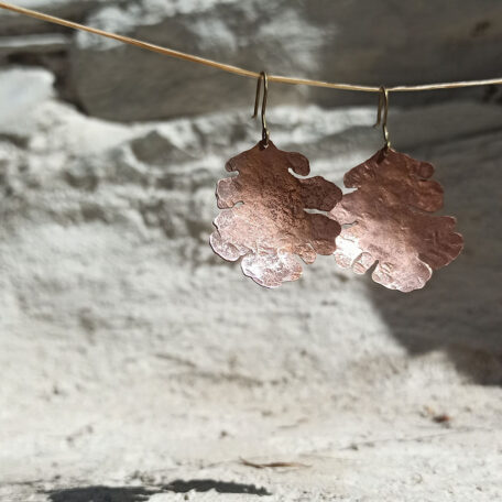 Boucles d'oreilles feuilles de chêne en cuivre, avec attaches en argent, fabriquées artisanalement par Les Métalleuses en fusion.