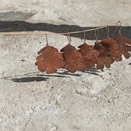 Boucles d'oreilles feuilles de chêne en cuivre, avec attaches en argent, fabriquées artisanalement par Les Métalleuses en fusion. Plusieurs paires.