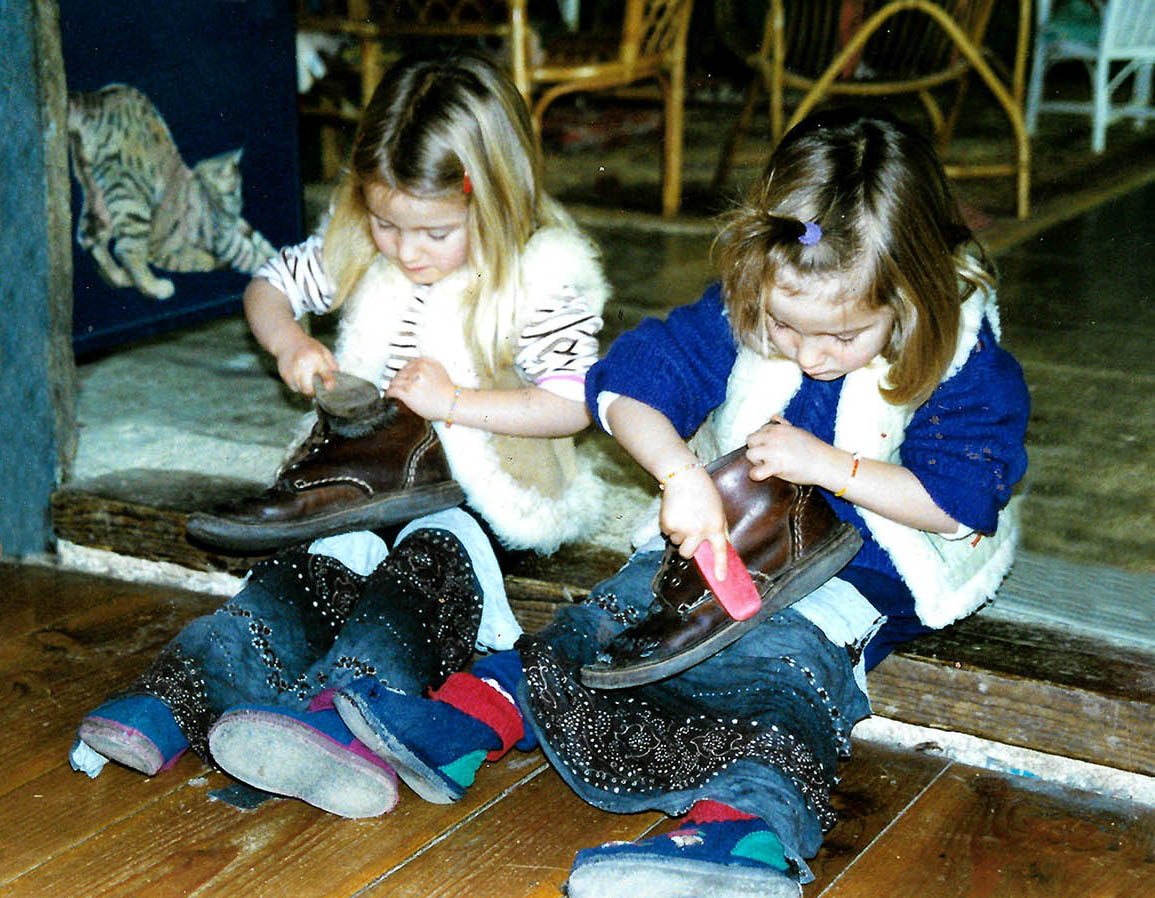 Lilie et Anna Gillet petites filles, aujourd'hui connues sous le nom des Métalleuses en Fusion.