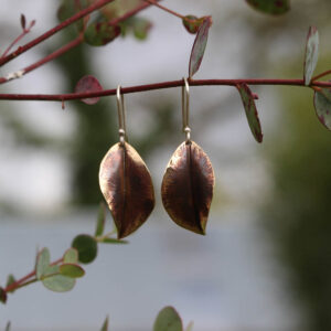 Boucles d'oreilles, Vénus, en cuivre, fabriquées artisanalement par les Métalleuses en fusion. Photo de face.