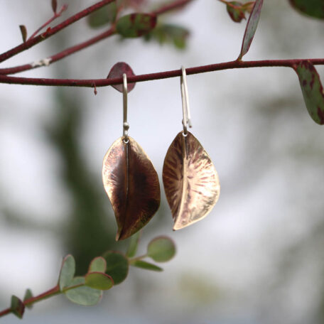 Boucles d'oreilles, Vénus, en cuivre, fabriquées artisanalement par les Métalleuses en fusion. Vue arrière.