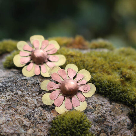 Boucles d'oreilles, Bouton d'or, fabriquées artisanalement par Les Métalleuses en Fusion. Cuivre et laiton, photographiées dans la nature.