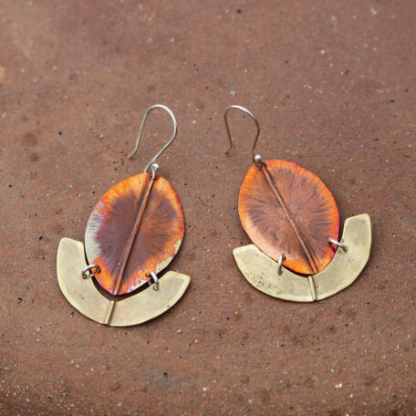 Boucles d'oreilles, Feuilles de Noisetier en cuivre, fabriquées artisanalement par les Métalleuses en fusion.