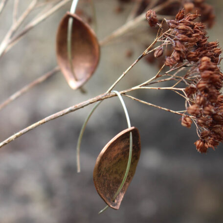 Boucles d'oreilles feuilles perfoliées, en cuivre, fabriquées artisanalement par Les Métalleuses en Fusion. Vue de Coté.