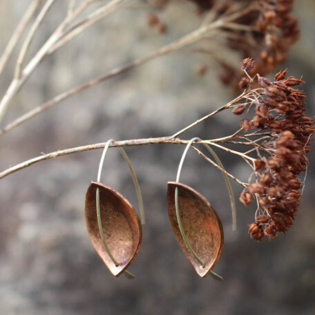 IMG_2238Boucles d'oreilles feuilles perfoliées, en cuivre, fabriquées artisanalement par Les Métalleuses en Fusion. Vue de droite.