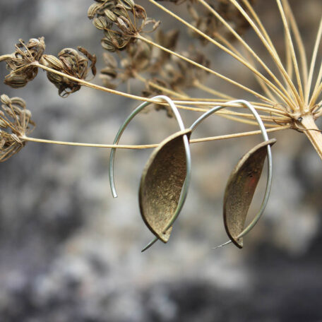 Boucles d'oreilles feuilles perfoliées, en laiton, fabriquées artisanalement par Les Métalleuses en Fusion. Vue de droite.