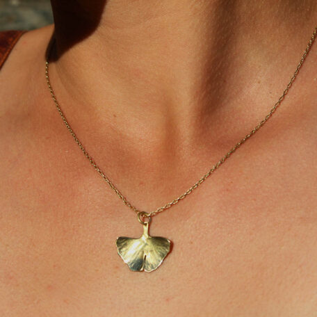 Pendentif Ginkgo Biloba en laiton, fabriqué artisanalement par les Métalleuses en fusion. Vue porté.