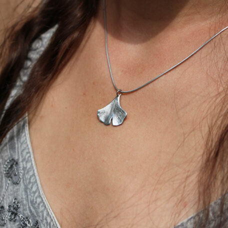 Pendentif Ginkgo Biloba en argent, fabriqué artisanalement par Les Métalleuses en Fusion. Photo rapprochée.