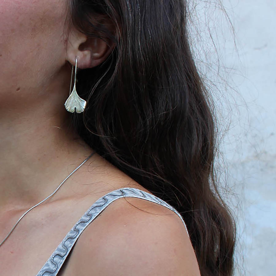 Boucles d'oreilles Ginkgo Biloba en argent fabriquées artisanalement par les Métalleuses en Fusion. Vue rapprochée.