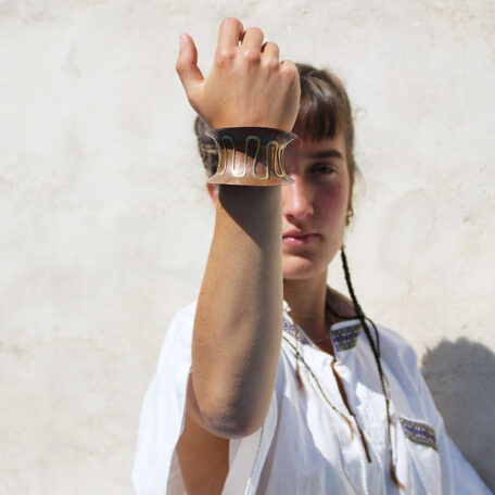 Bracelet del Sole en cuivre, fabriqué artisanalement avec la technique de la dinanderie par les métalleuses en fusion. Vue de porté.