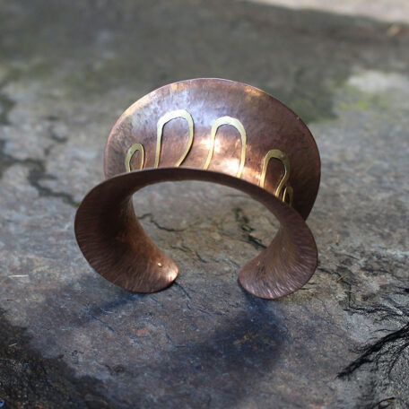 Bracelet del Sole en cuivre, fabriqué artisanalement avec la technique de la dinanderie par les métalleuses en fusion. Vue de coté.