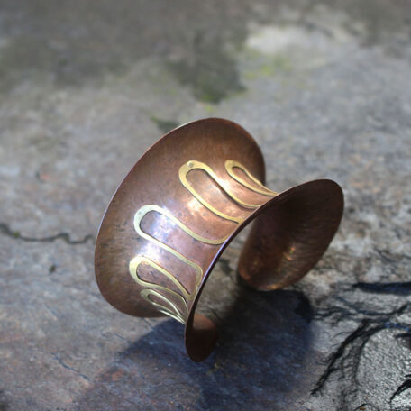 Bracelet del Sole en cuivre, fabriqué artisanalement avec la technique de la dinanderie par les métalleuses en fusion. Vue de dessus.