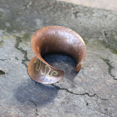 Bracelet del Sole en cuivre, fabriqué artisanalement avec la technique de la dinanderie par les métalleuses en fusion.