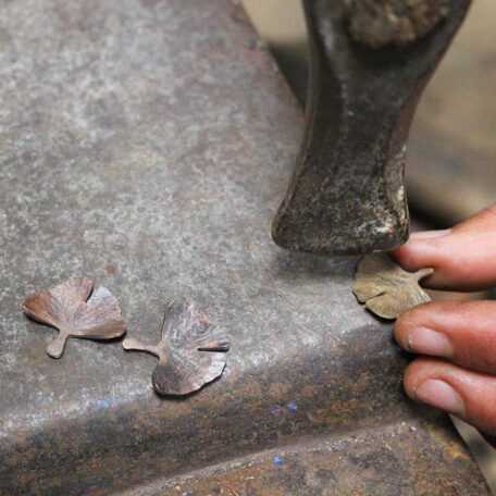 Fabrication sur l'enclume du pendentif Ginkgo Biloba en laiton. Pendentif fabriqué artisanalement par les Métalleuses en fusion.