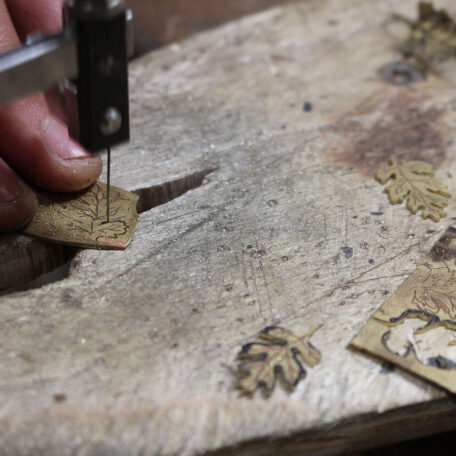 Fabrication en atelier des boucles d'oreilles, feuilles de Camomilles en laiton. Fabriquées artisanalement par les Métalleuses en fusion.