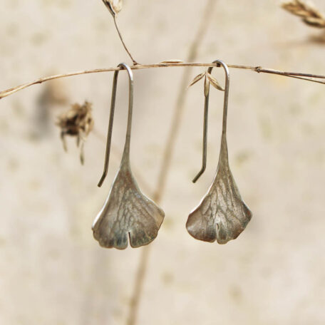 Boucles d'oreilles pendantes, feuilles de Ginkgo Biloba, en argent, fabriquées par les Métalleuses en fusion. Vue n°1.