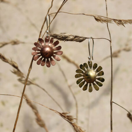 Boucles d'oreilles Pâquerettes, en cuivre et en laiton, fabriquées artisanalement par les Métalleuses en fusion.