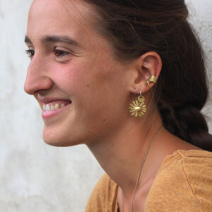 Boucles d'oreilles Pâquerettes, en laiton, avec attaches en agrent, fabriquées artisanalement par les Métalleuses en fusion.