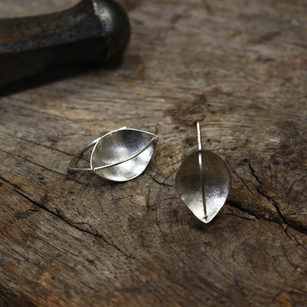Boucles d'oreilles feuilles perfoliées en argent, fabriquées artisanalement par les Métalleuses en fusion.
