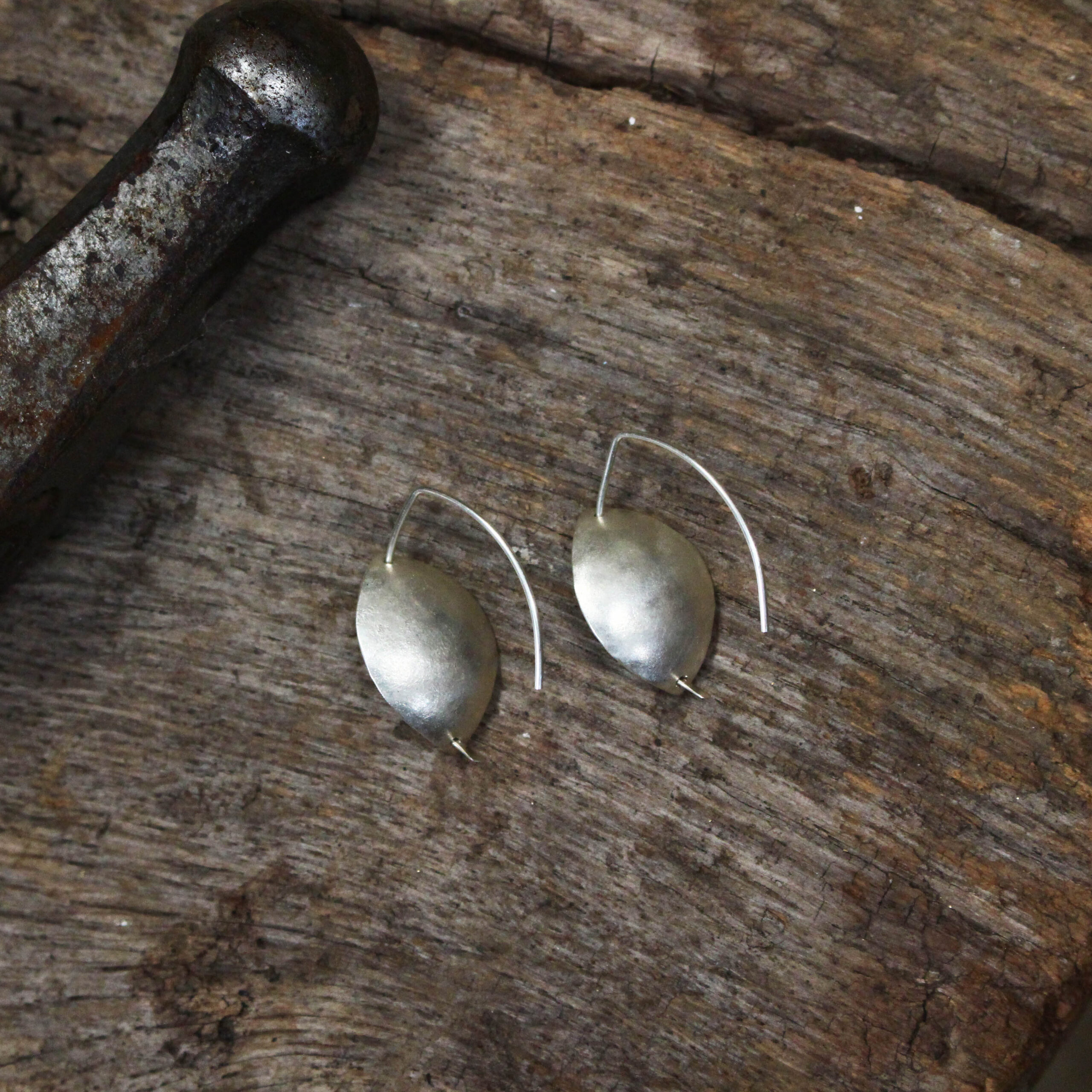 Boucles d'oreilles feuilles perfoliées en argent, fabriquées artisanalement par les Métalleuses en fusion.6