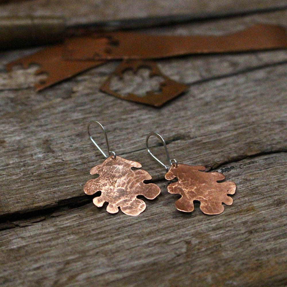 Boucles d'oreilles feuilles de chêne en cuivre, Les Métalleuses en fusion.2