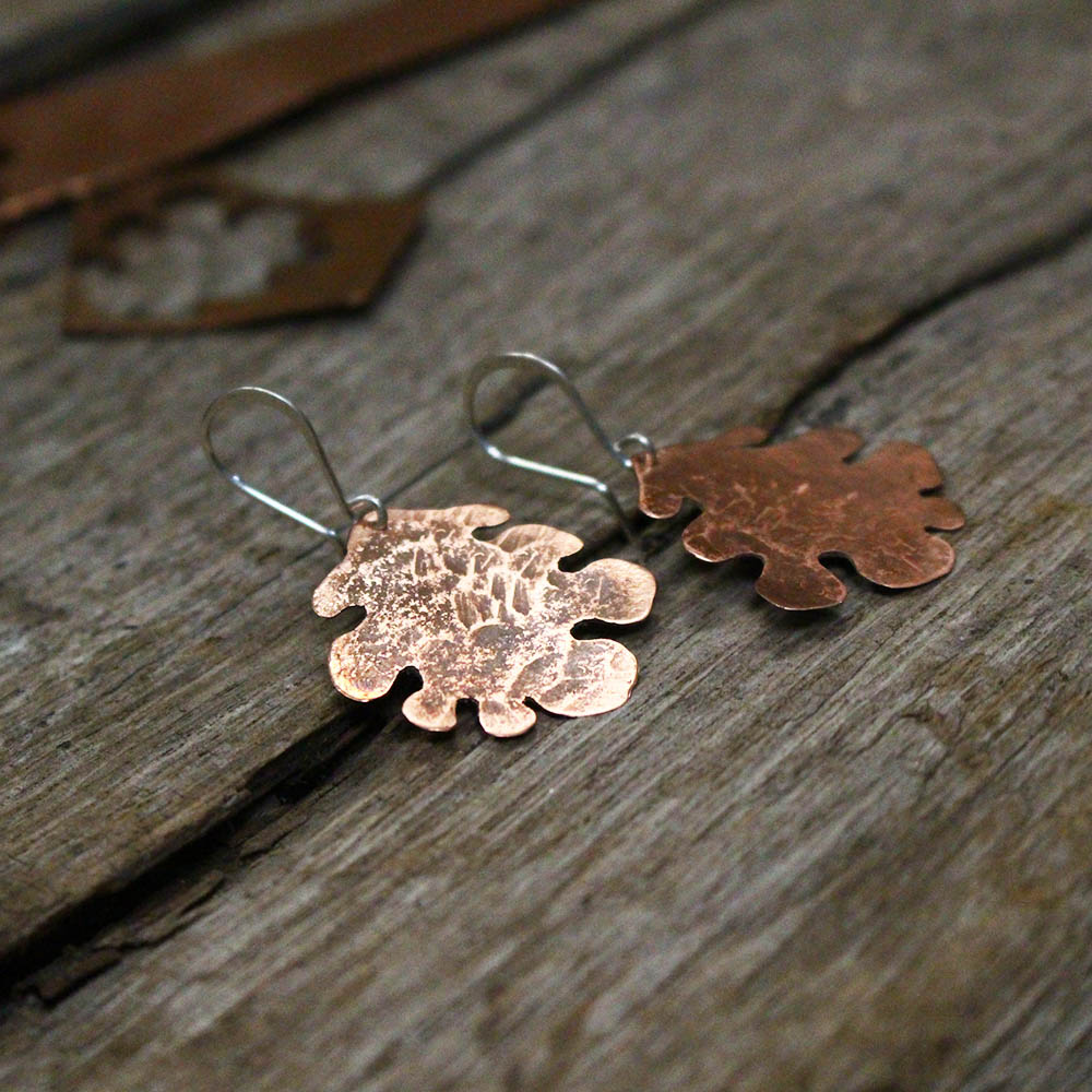 Boucles d'oreilles feuilles de chêne en cuivre, Les Métalleuses en fusion.1