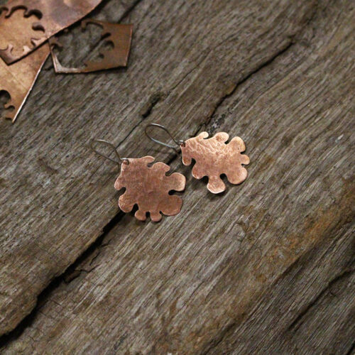 Boucles d'oreilles feuilles de chêne en cuivre, avec attaches en argent, fabriquées artisanalement par Les Métalleuses en fusion.