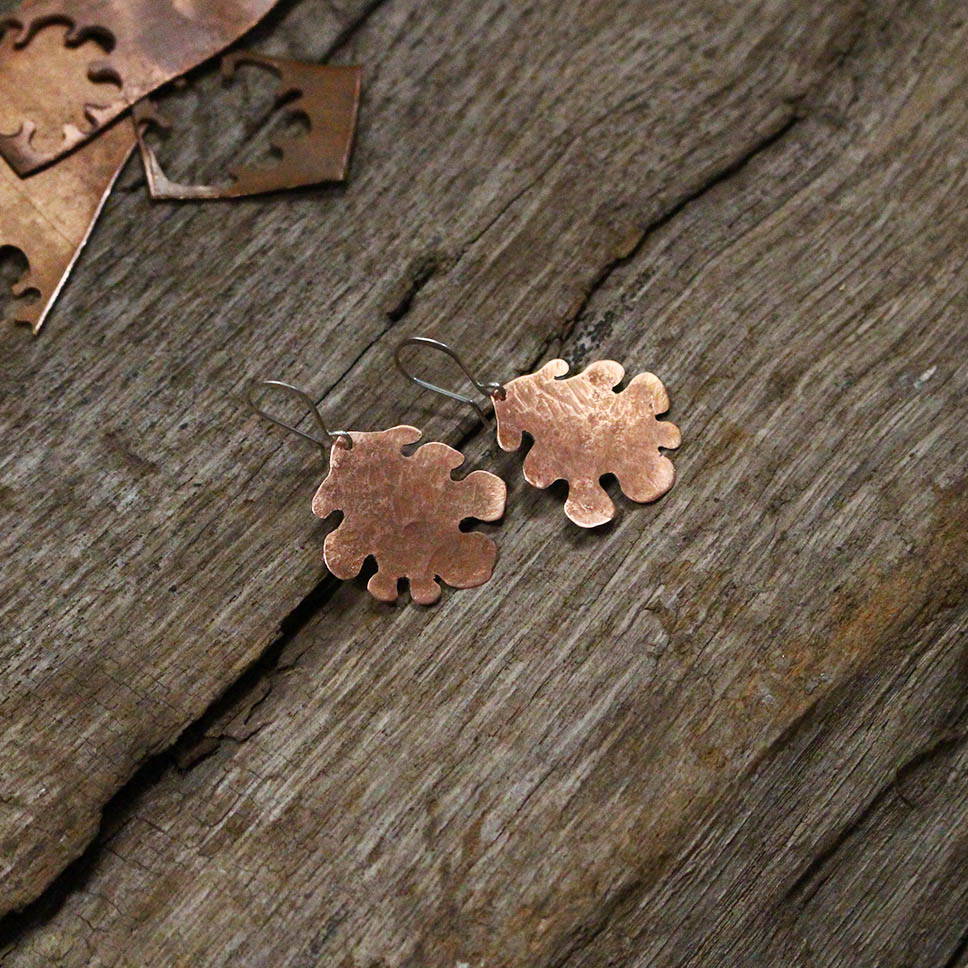Boucles d'oreilles feuilles de chêne en cuivre, avec attaches en argent, fabriquées artisanalement par Les Métalleuses en fusion.