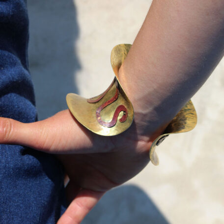 Bracelets del Sole en laiton, fabriqués artisanalement avec la technique de la dinanderie par les métalleuses en fusion.  Vue arrière.