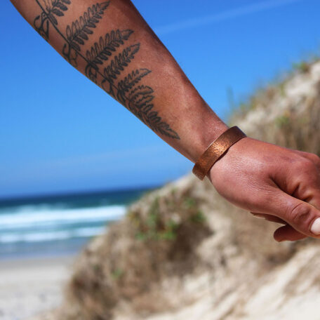 Bracelet large en cuivre martelé, fabriqué artisanalement par les métalleuses en fusion. Vue de coté.