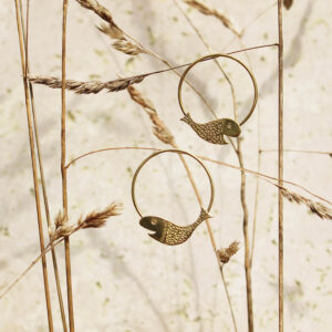 Boucles d'oreilles, Baleines, en laiton fabriquées artisanalement par les Métalleuses en Fusion. Vue dans les herbes folles.