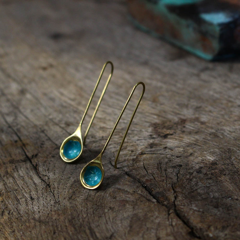 Boucles d’oreilles gouttelettes d'eau, en laiton fabriquées artisanalement par les Métalleuses en fusion. 2