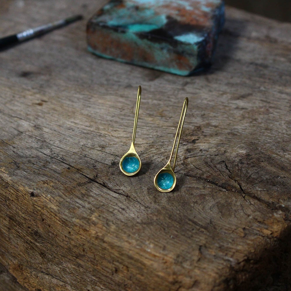 Boucles d’oreilles gouttelettes d'eau, en laiton fabriquées artisanalement par les Métalleuses en fusion. 3
