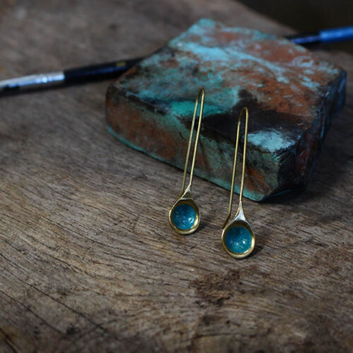 Boucles d’oreilles gouttelettes d'eau, en laiton patinée au vert de gris, fabriquées artisanalement par les Métalleuses en fusion.