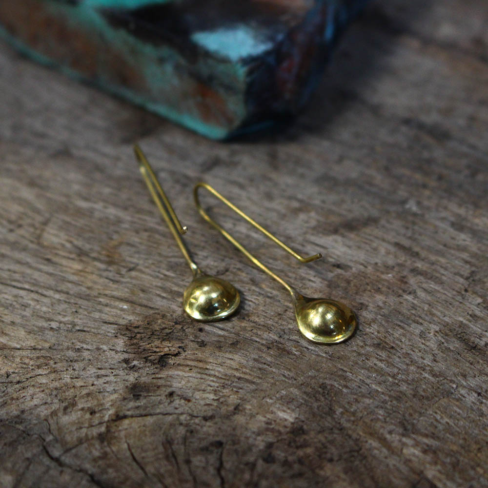 Boucles d’oreilles gouttelettes d'eau, en laiton fabriquées artisanalement par les Métalleuses en fusion. 4