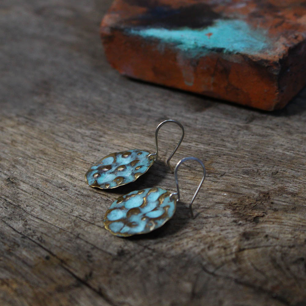 Boucles d'oreilles terre de lune, fabriquées artisanalement par les métalleuses en fusion. 3