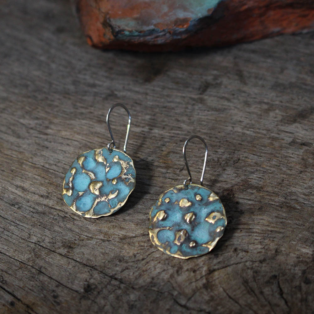 Boucles d'oreilles terre de lune, fabriquées artisanalement par les métalleuses en fusion. 2